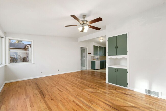 Foto del edificio - Cozy 3-Bedroom Home Available Through July...