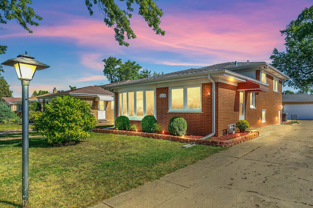 Foto principal - 1665 S Elm St
