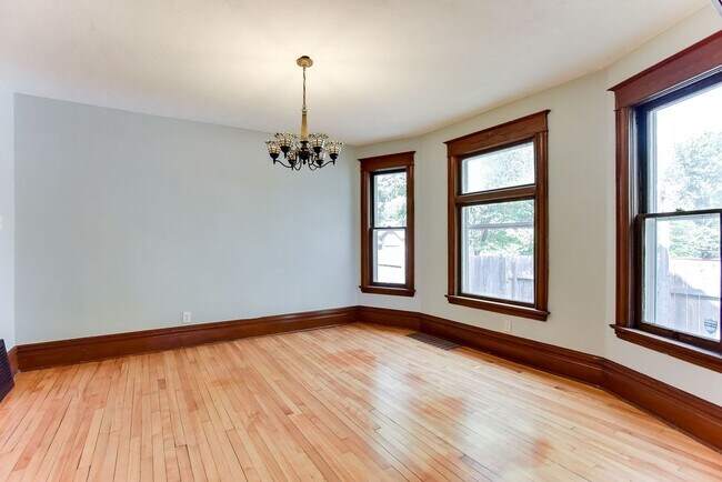 Foto del edificio - Renovated 3 Bedroom 2 bathroom house. Superb Master suite.