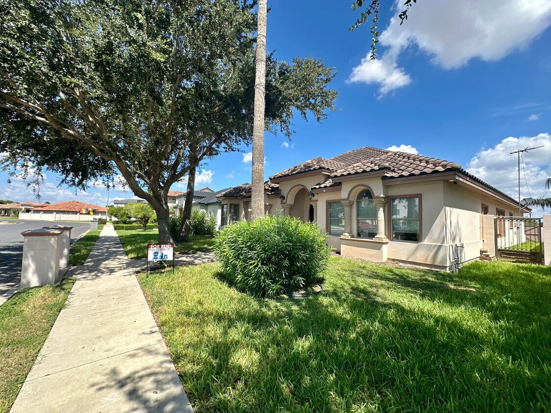 Primary Photo - 1001 E Balboa Ave
