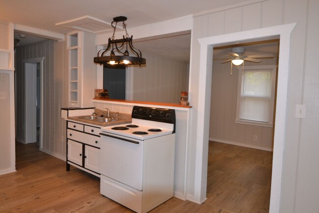 Building Photo - Charming 1 Bedroom Home Available!