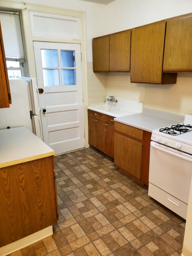 Kitchen - 6300 N Kenmore Ave