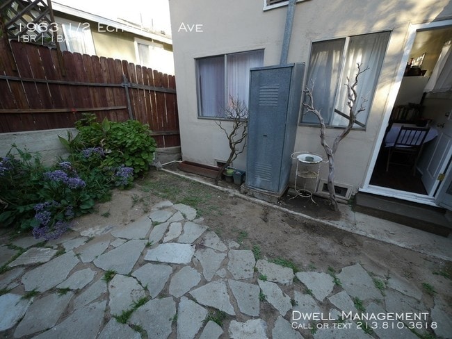 Building Photo - Stand Alone Bungalow in Echo Park