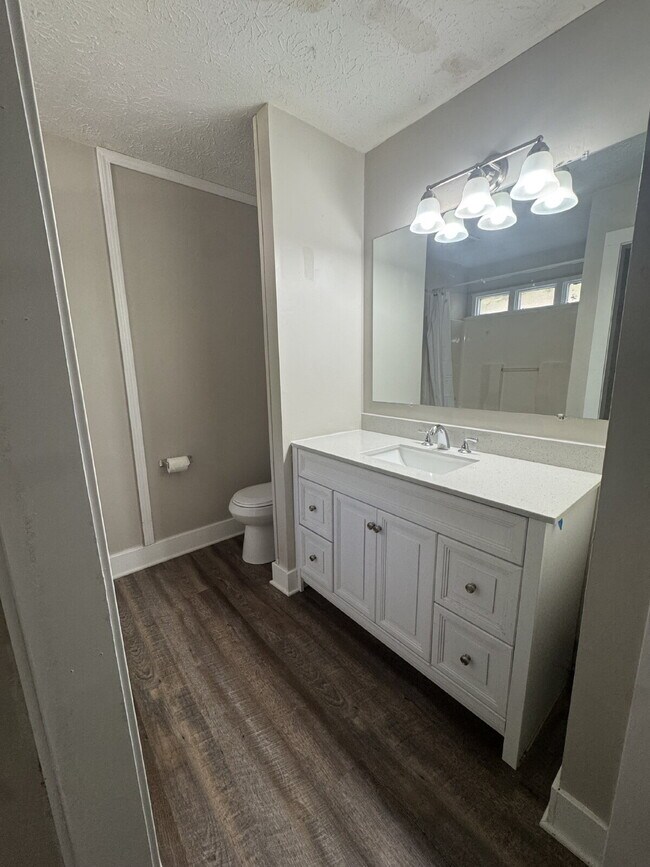 Foto del edificio - North Hall Duplex Coming Soon!