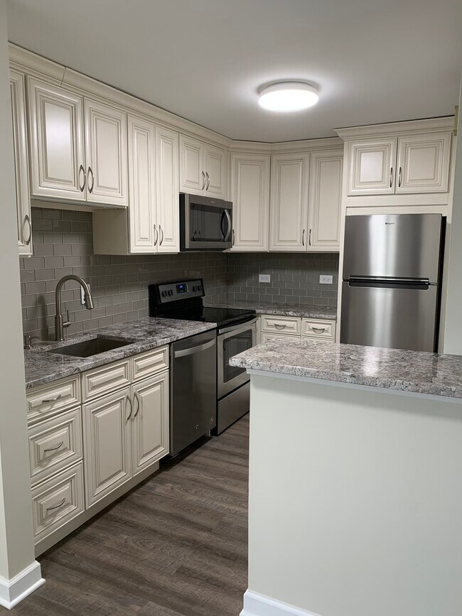 Building Photo - 540 Del Lago Dr