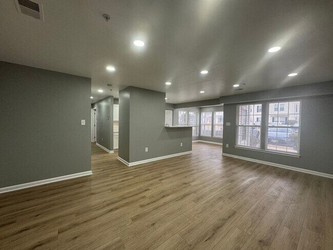 Foto del edificio - Newly Renovated 2 Bed 2 Bath Condo With Patio In Beautiful South Meadows