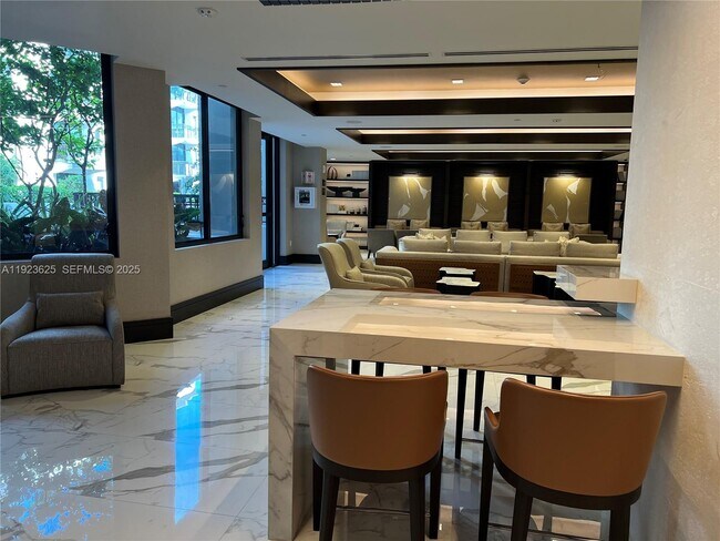 Foto del edificio - 301 Altara Ave