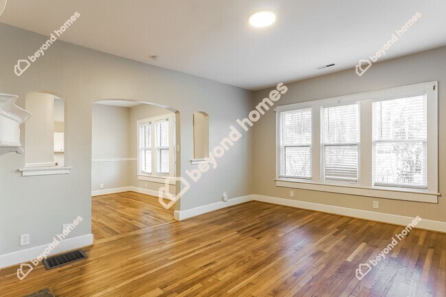 Foto del edificio - Beautifully remodeled home with 3 bedrooms...
