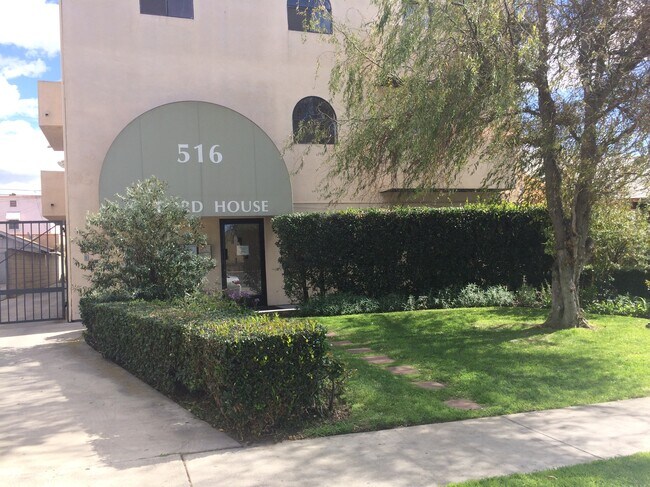Building Photo - 516 N Oxford Ave