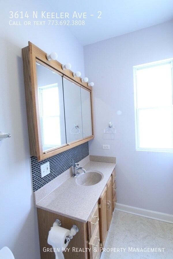 Building Photo - Charming Top Floor Vintage in Irving Park!