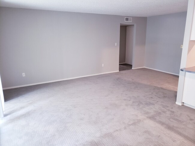 Building Photo - Top Floor Open Concept  Bedroom With  Cour...