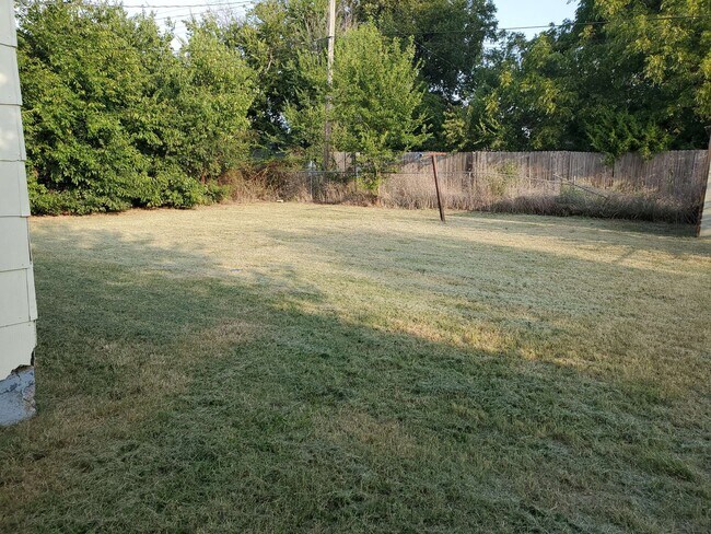 Building Photo - 1321 NW Taft Ave