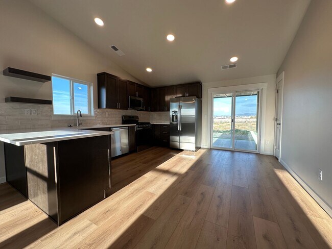 Foto del edificio - 3bed, 2bath 1,148sq.ft. 2car garage home i...