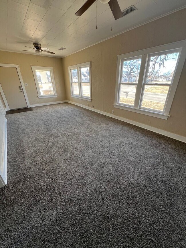 Foto del edificio - Large 3 bedroom with 2 car garage