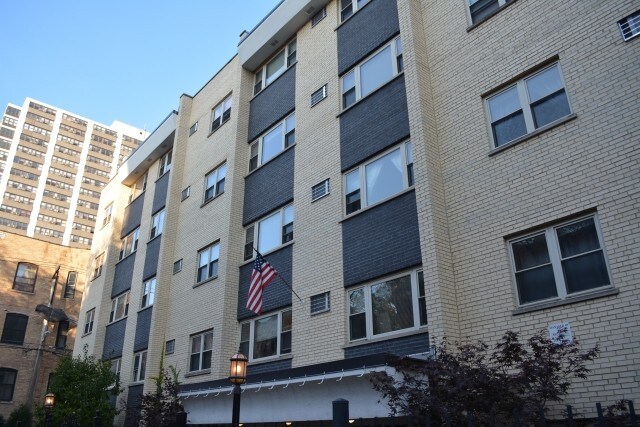 Primary Photo - 3161 N Cambridge Ave