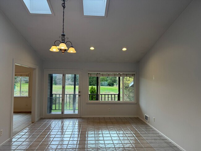 Foto del edificio - CLICK "REQUEST A TOUR" NOW!