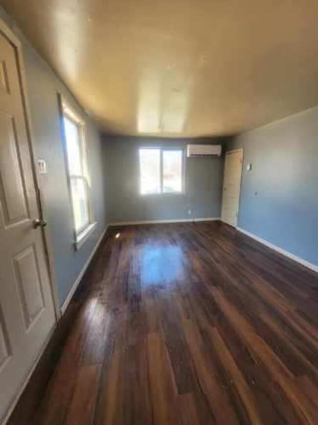 Building Photo - $595 - 1 bed 1 bath - Single Family Home