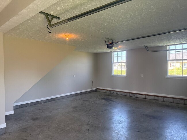 Building Photo - 3 bedroom 2 bath with unfinished Area-Storage