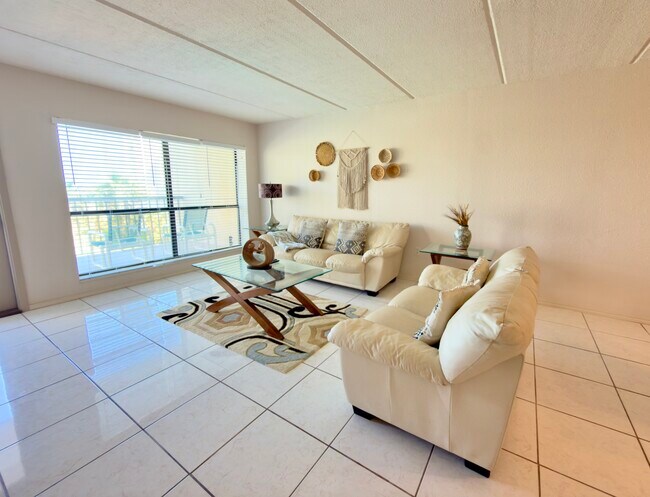 Building Photo - 404 Padre Blvd