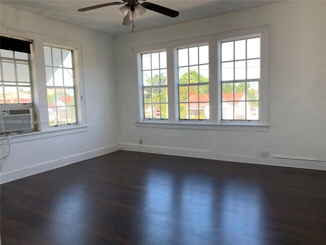Foto del edificio - 3364 SW 2nd St