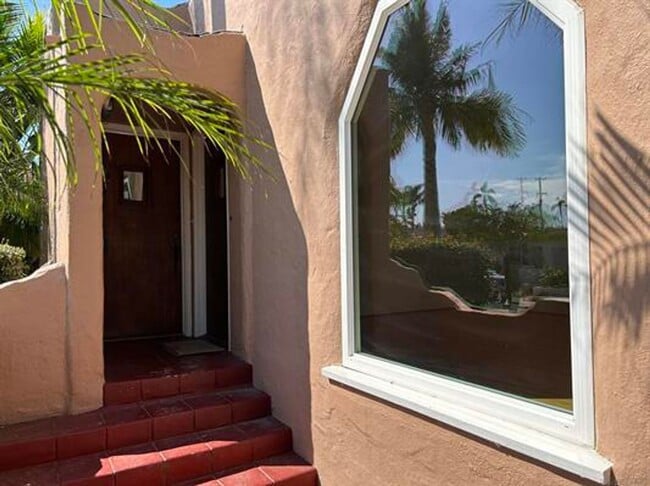 Foto del edificio - 4734-4736 Biona Dr