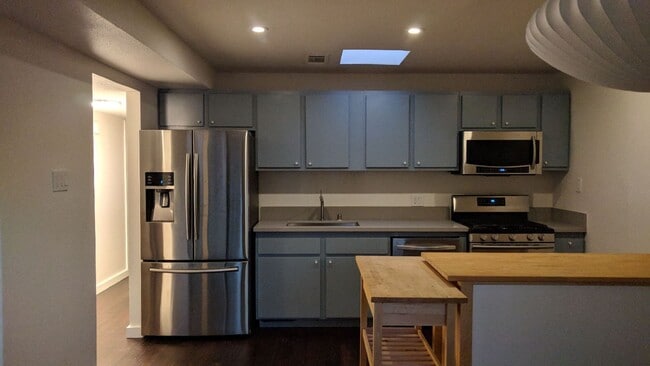 Building Photo - Super cute 2/2 (COMPLETELY UPGRADED)!!  Please read entire ad for showings!