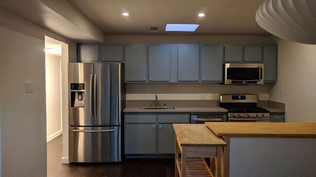 Foto del edificio - Super cute 2/2 (COMPLETELY UPGRADED)!!  Please read entire ad for showings!