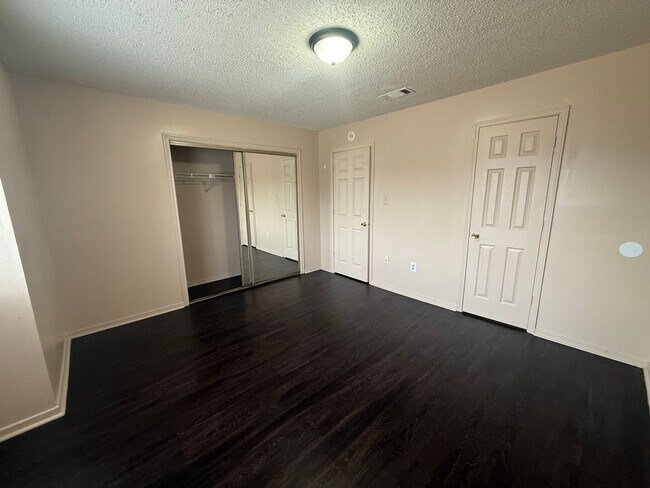 Foto del edificio - 2 bedroom 2 bath town home in a gated community