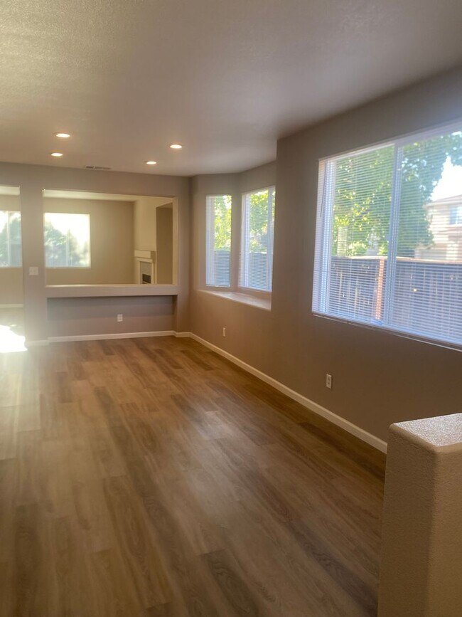 Foto del edificio - Ready Now! – Stunning Corner Lot Home