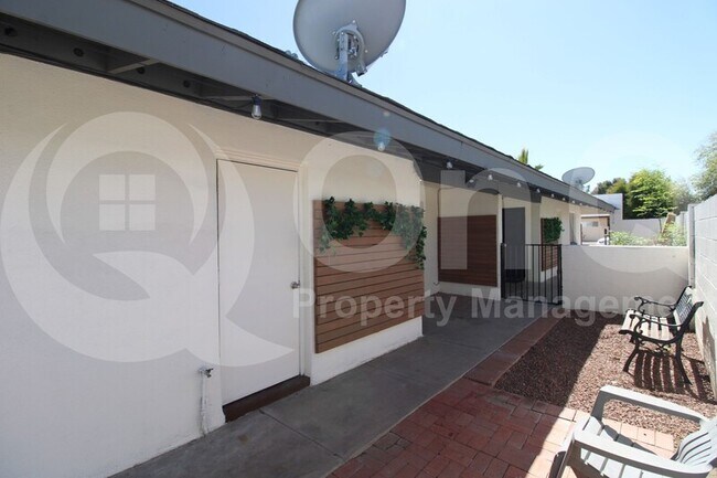 Foto del edificio - 532 W La Jolla Dr