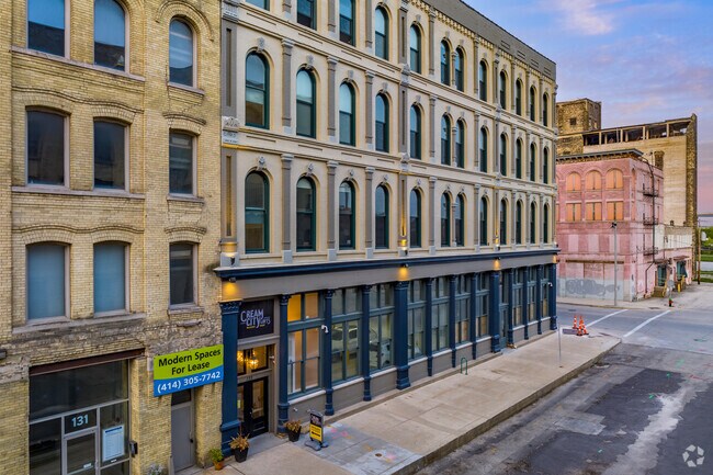 Photo inspiration: Picture Idea: Historic Third Ward Apartments For Rent With High Ceilings