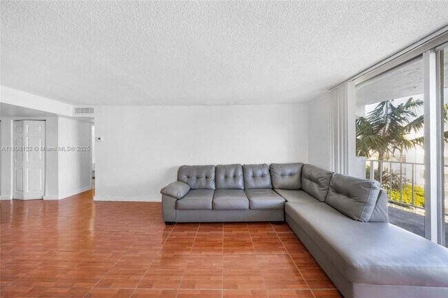 Foto del edificio - 492 NW 165th St