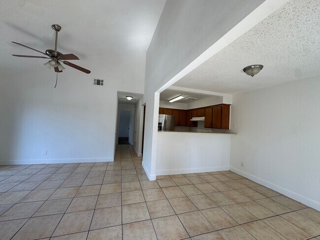 Foto del edificio - 1190 S Winery Ave