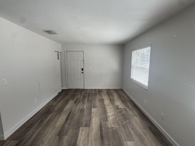 Building Photo - 1711 W Carmen St