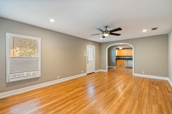 Building Photo - Beautiful 3 bedroom, 2 bathroom home in Ce...