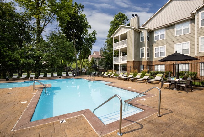 Piscina estilo centro vacacional y amplio solárium - Castle Creek Apartments