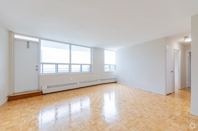 2BR, 1BA - 760SF - Living Room - 6161 Bathurst St