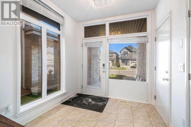 Building Photo - 334 Lysander Pl