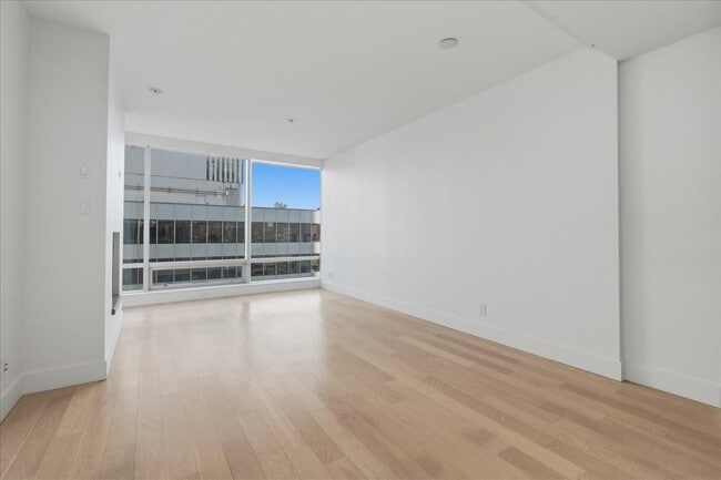 Building Photo - 1111 Alberni St