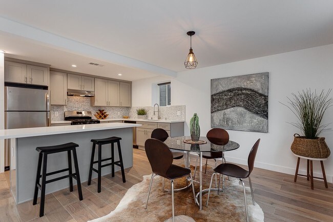 Interior Photo - 446 N Commonwealth Ave