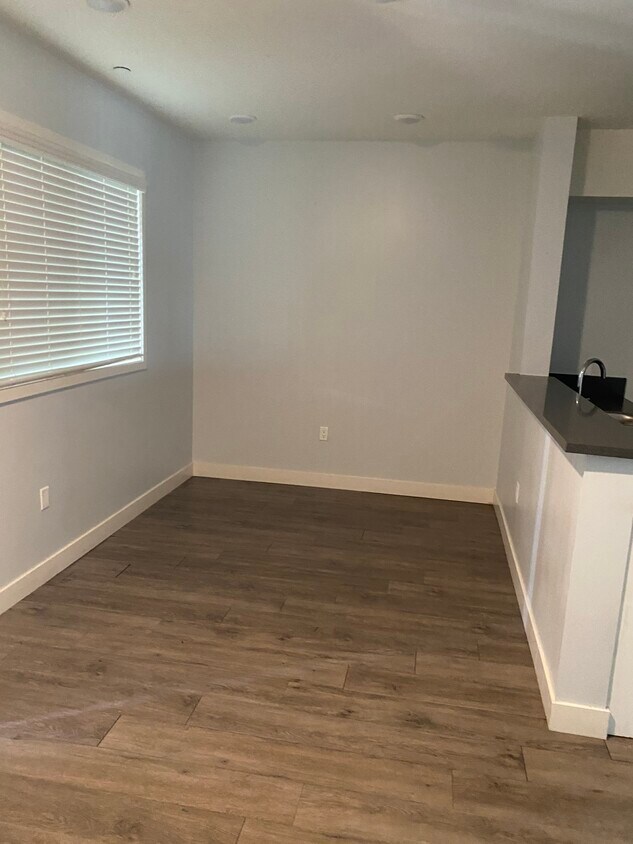 Dining - 15150 Roxford St