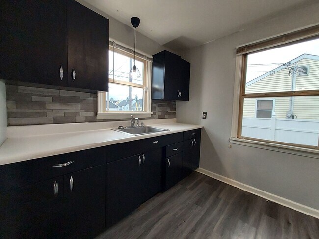 Building Photo - 1 Bedroom Bungalow in Tacoma with HUGE Fen...