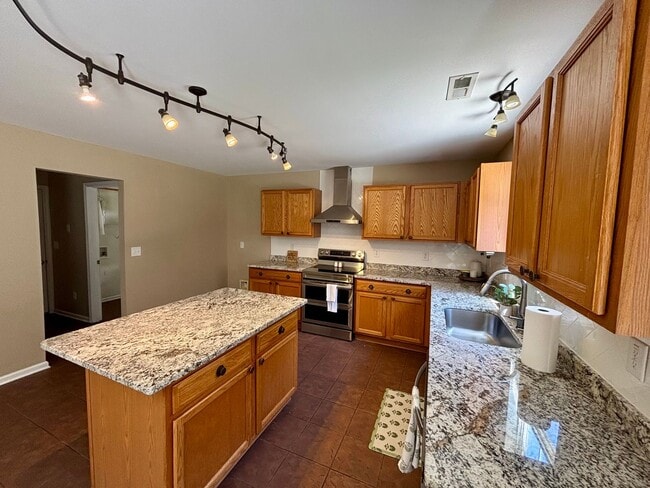 Building Photo - Room to Breathe! 5 Bedroom Home in Desirab...