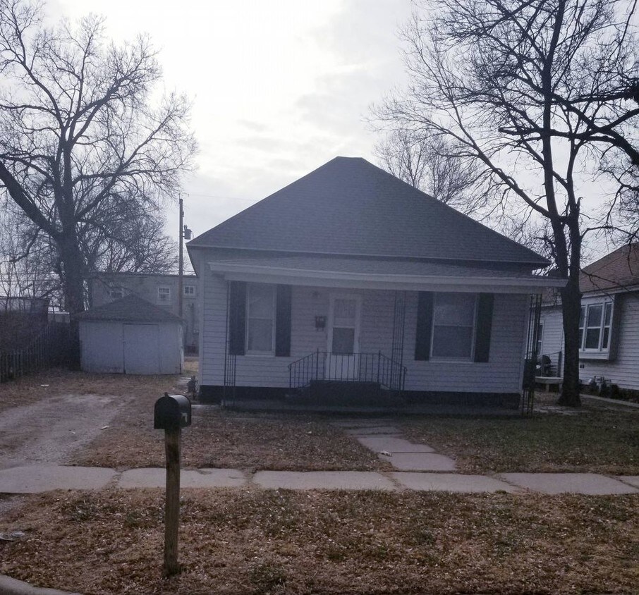 Primary Photo - 323 W. Claflin