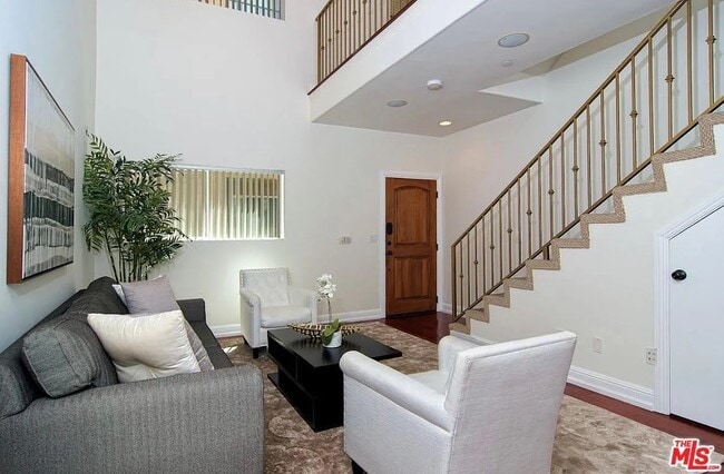 Building Photo - 2027 Beloit Ave