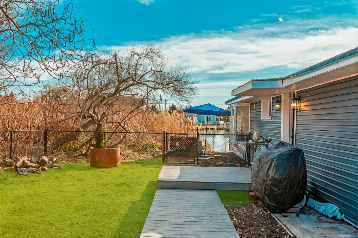 Photo - 91 S Penataquit Ave (Bay Shore, NY)