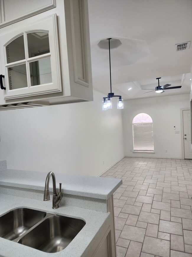 Building Photo - 600 Buena Vista Dr