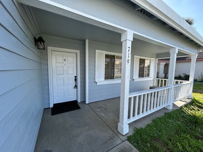 Foto del edificio - Centrally Located Expansive Home For Rent