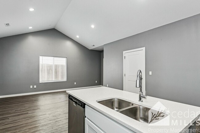 Building Photo - Maize 3 bed 2 bath!