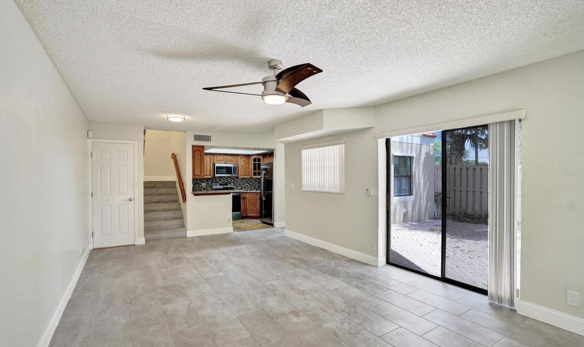 Building Photo - 4260 Village Dr